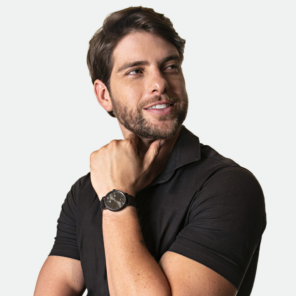 Relógio masculino minimalista Vanglore Selecty preto, 40mm, aço inox com pulseira de malha, modelo usando