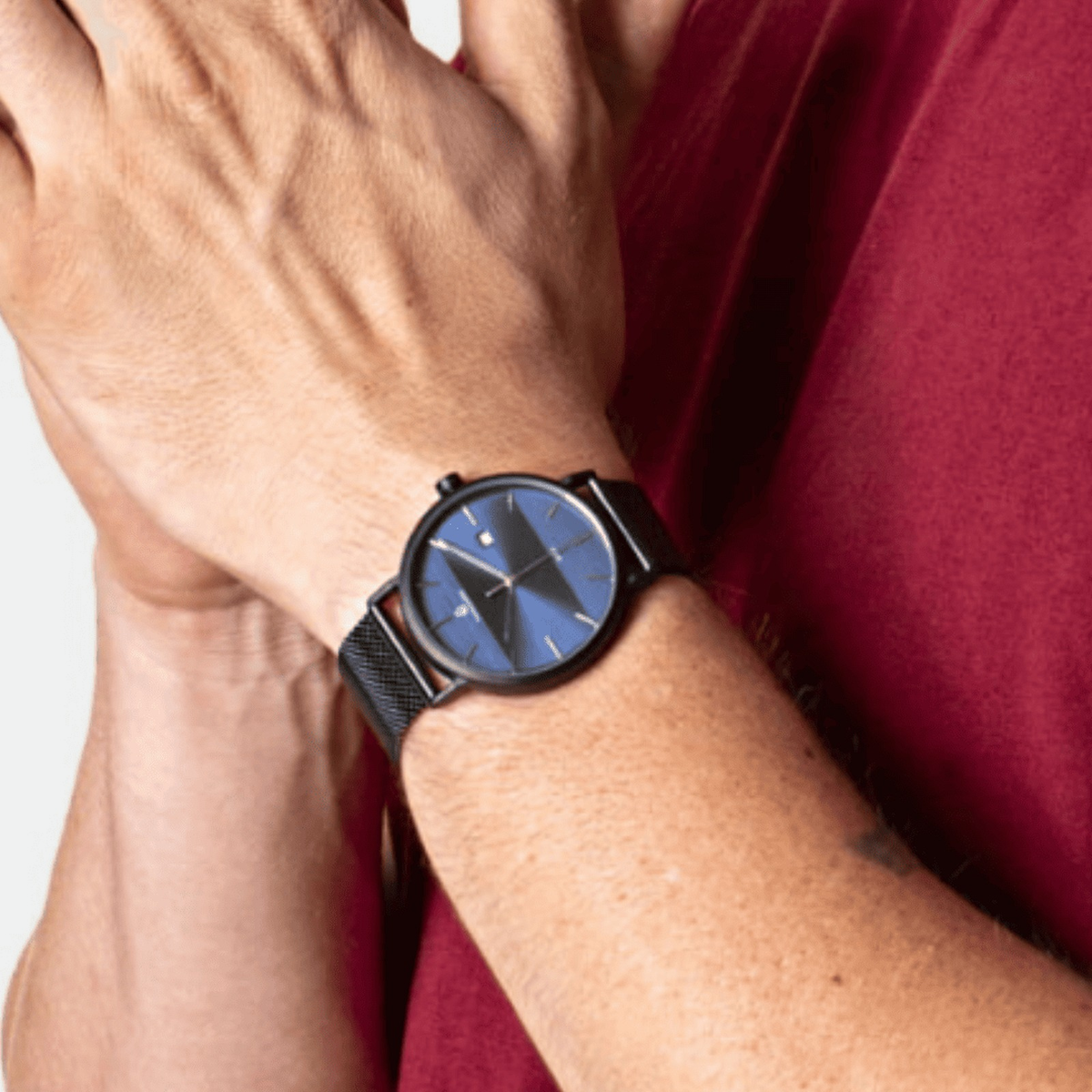 Relógio masculino minimalista Vanglore Selecty preto com visor azul, 40mm, aço inox com pulseira de malha, no pulso