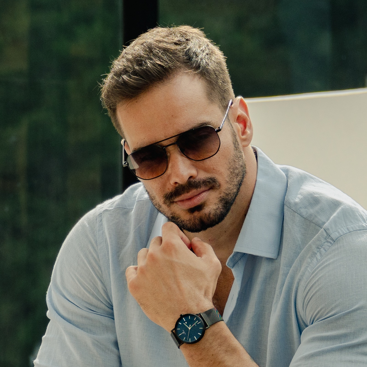 Relógio masculino minimalista Vanglore Selecty preto com visor azul, 40mm, aço inox com pulseira de malha, modelo usando