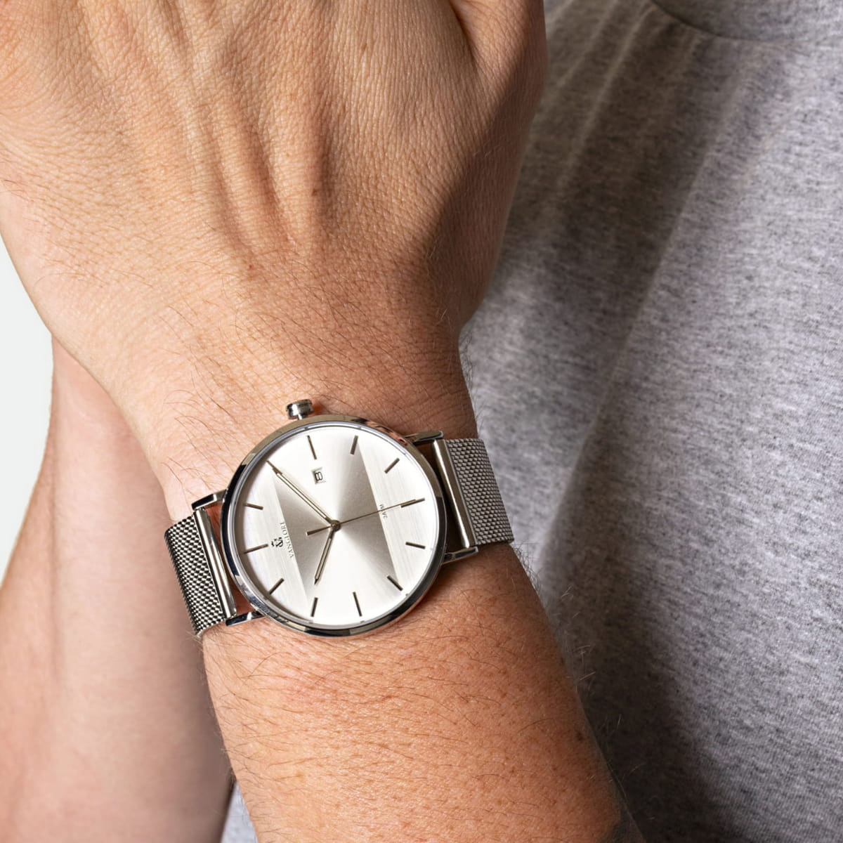 Relógio masculino minimalista Vanglore Selecty prata, 40mm, aço inox com pulseira de malha, no pulso