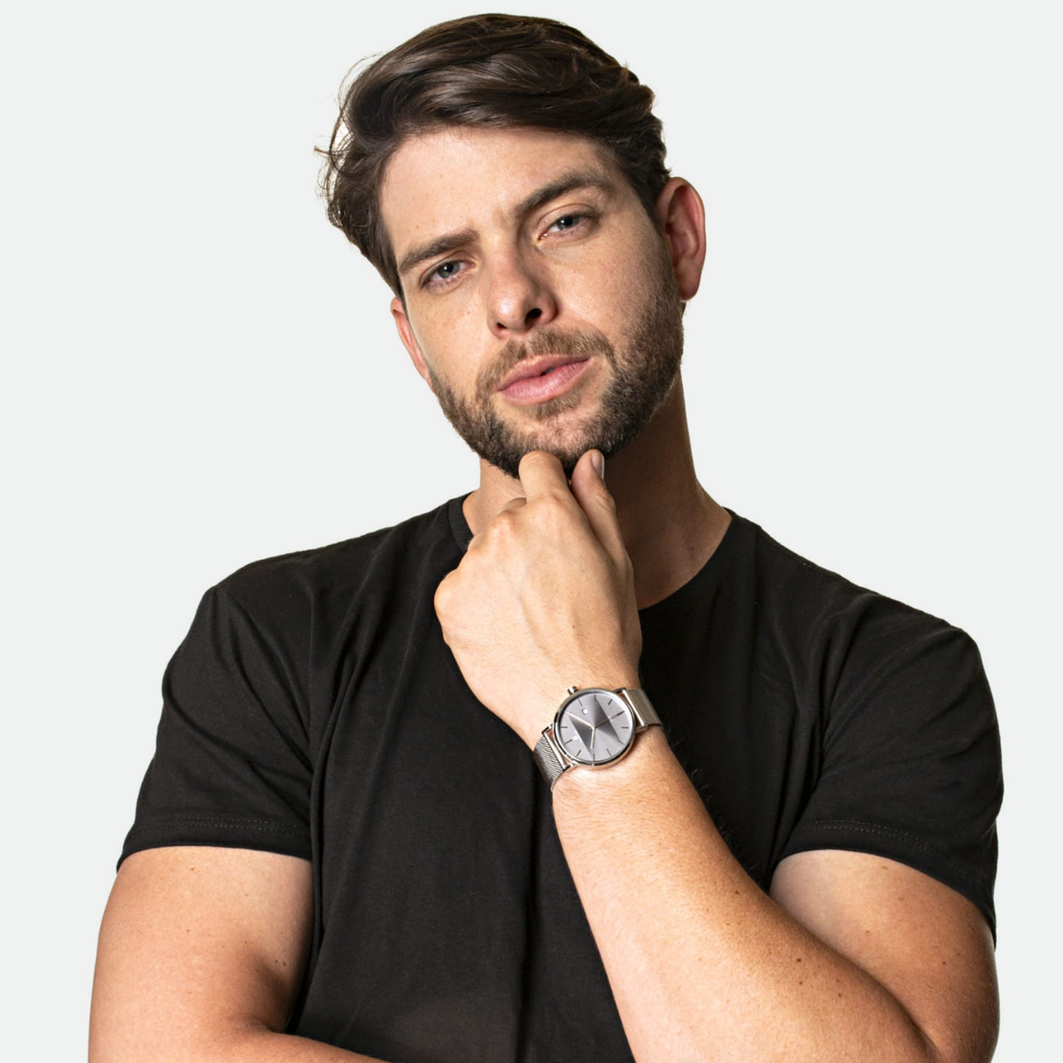 Relógio masculino minimalista Vanglore Selecty prata com visor preto, 40mm, aço inox com pulseira de malha, modelo usando