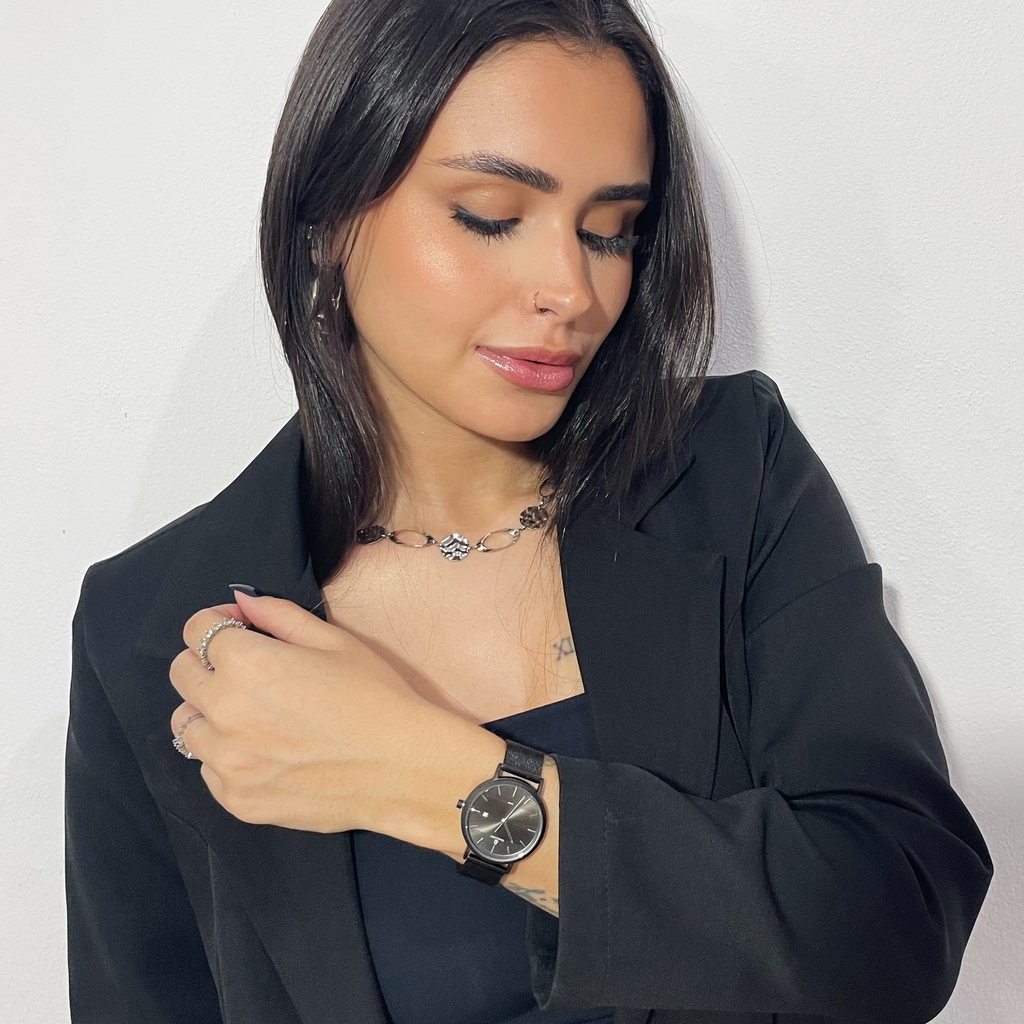 Relógio feminino Vanglore Selecty preto 33mm, pulseira mesh, modelo usando, segunda foto