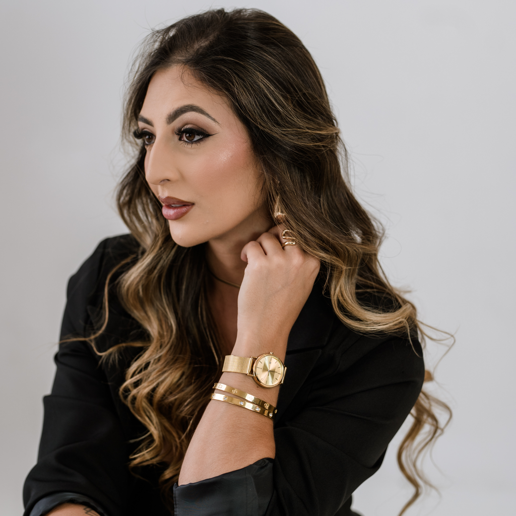 Relógio feminino Vanglore Selecty dourado 33mm, pulseira mesh, modelo usando