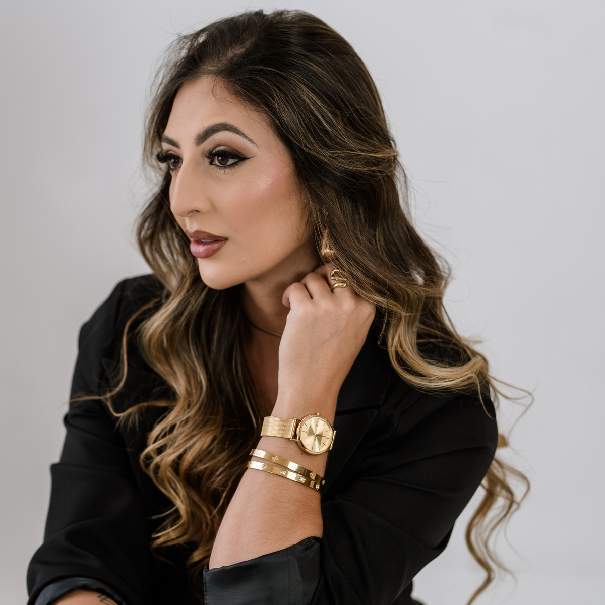 Relógio feminino Vanglore Selecty dourado 33mm, pulseira mesh, modelo usando