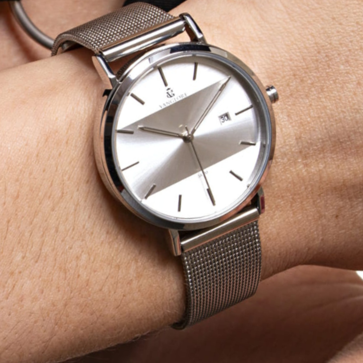 Relógio feminino Vanglore Selecty prata 33mm, pulseira mesh, no pulso