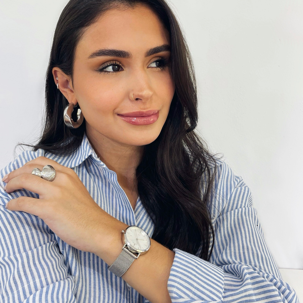 Relógio feminino Vanglore Selecty prata 33mm, pulseira mesh, modelo usando