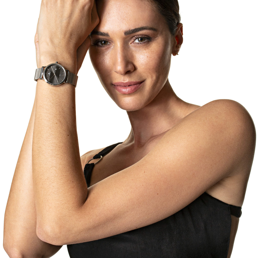 Relógio feminino Vanglore Selecty prata com fundo preto 33mm, pulseira mesh, modelo usando