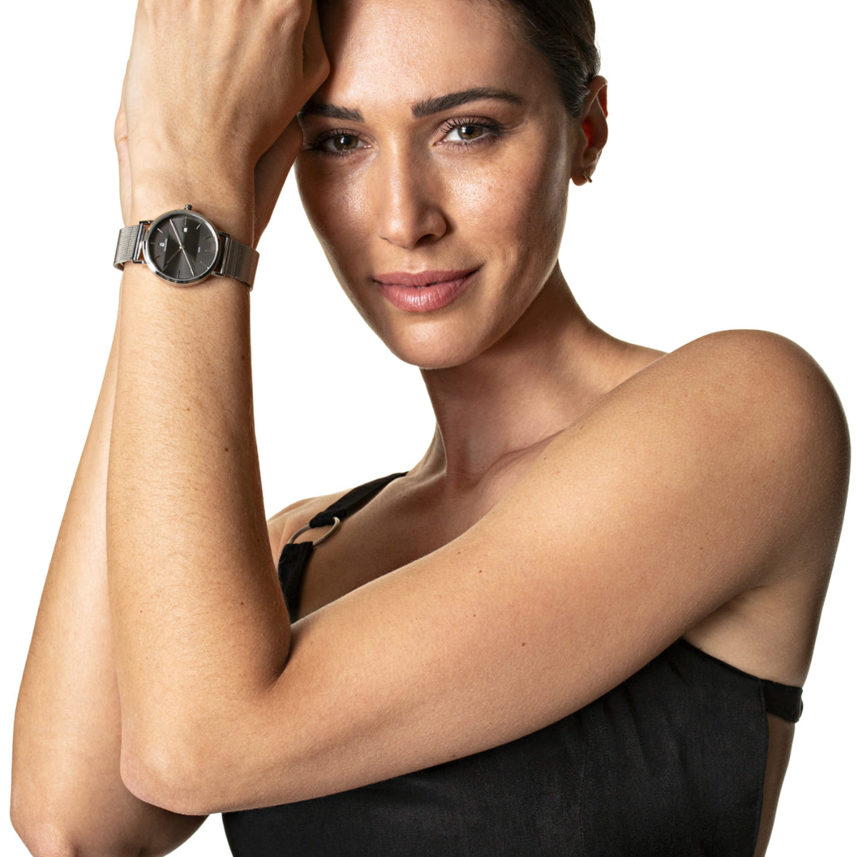 Relógio feminino Vanglore Selecty prata com fundo preto 33mm, pulseira mesh, modelo usando