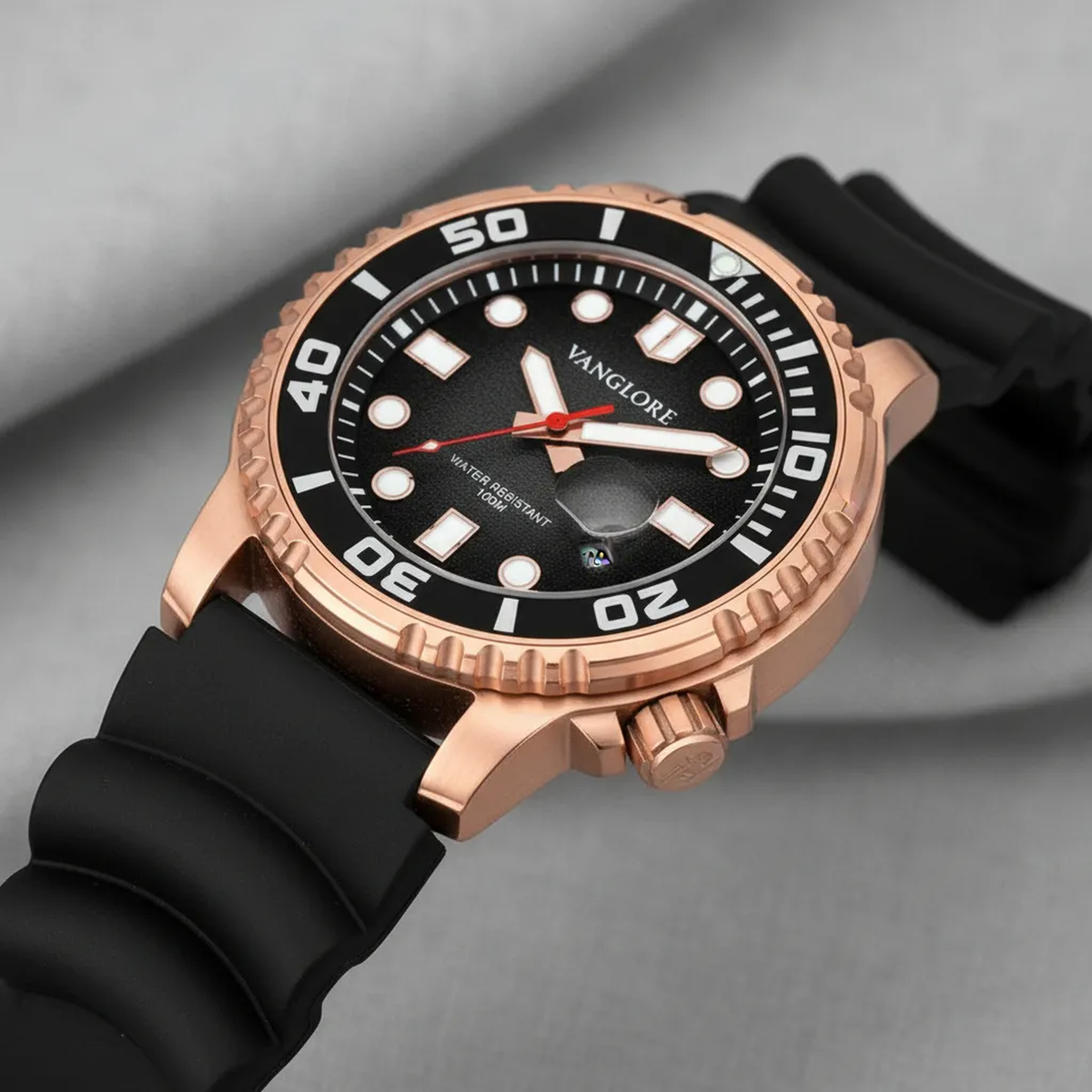 Relógio masculino Vanglore Pro Diver rose gold com fundo preto 44mm, pulseira preta, foto ambientada