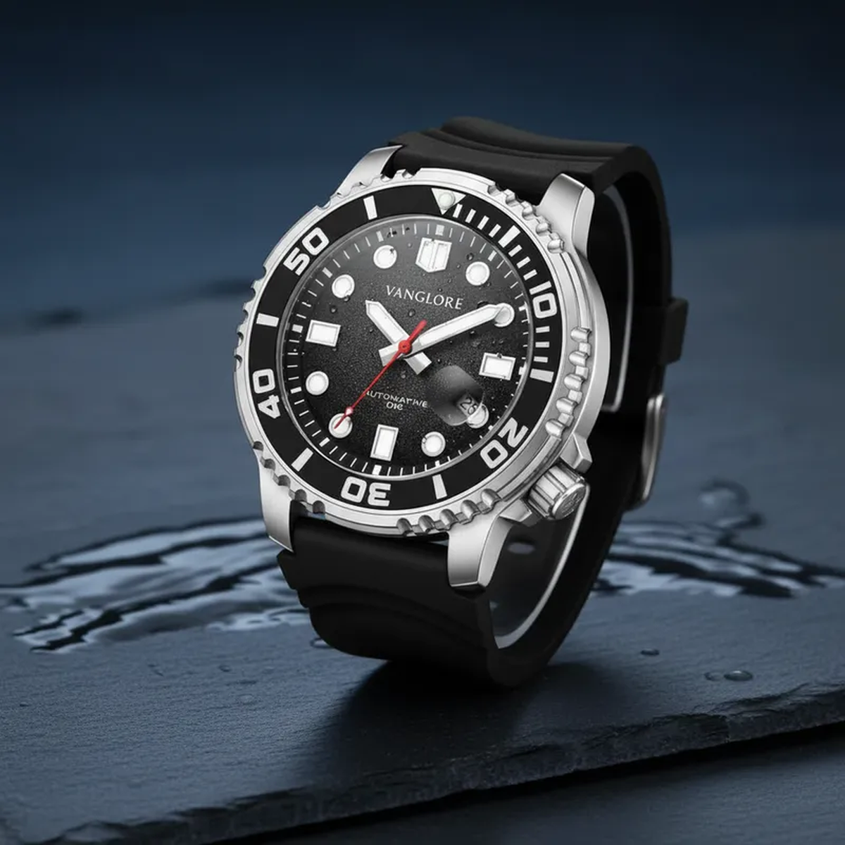 Relógio masculino Vanglore Pro Diver prata com fundo preto 44mm, pulseira preta, foto ambientada