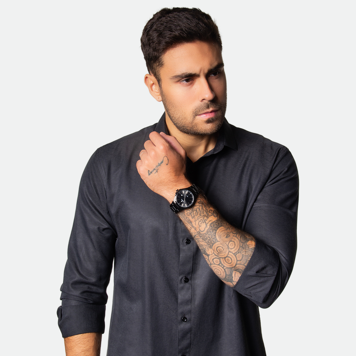 Relógio masculino Vanglore Upclassic preto, 40mm, metal e aço inox, modelo usando