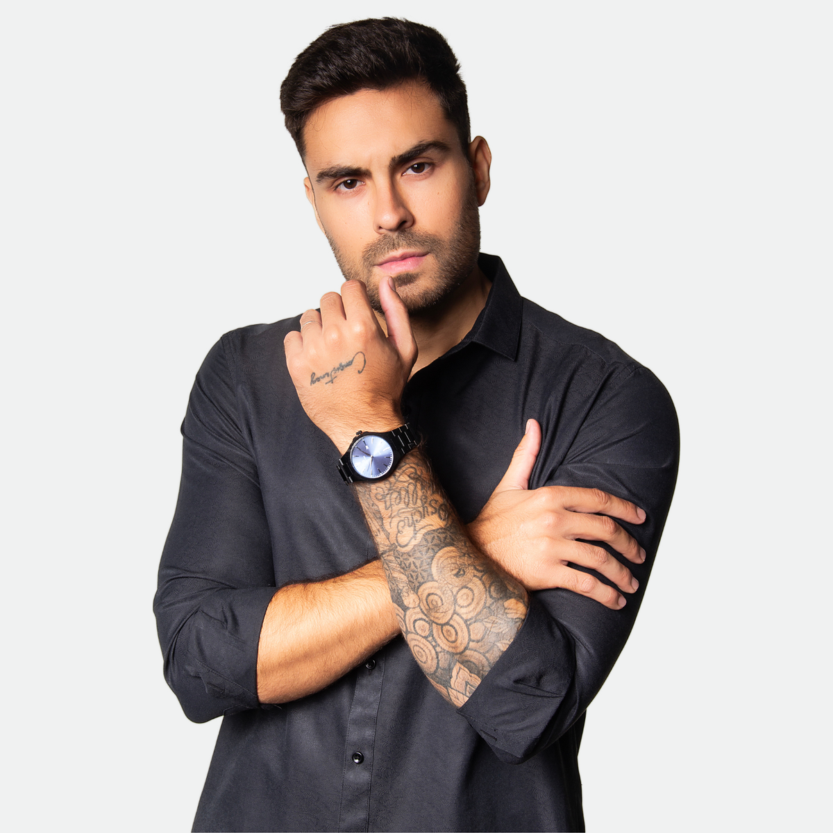 Relógio masculino Vanglore Upclassic preto com visor azul, 40mm, metal e aço inox, modelo usando