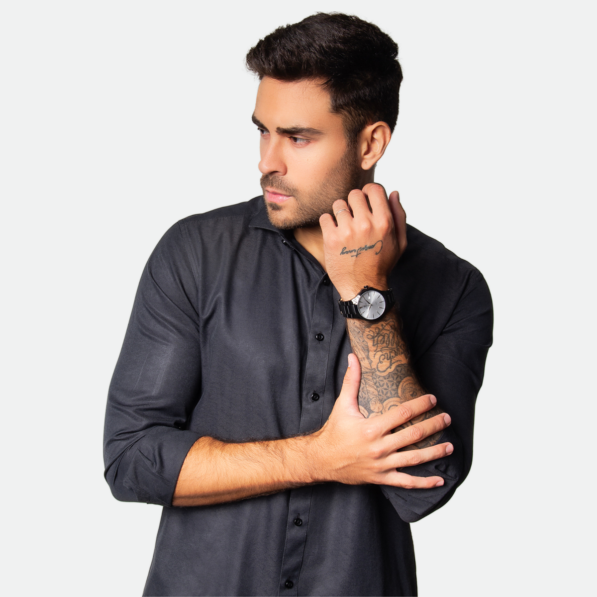 Relógio masculino Vanglore Upclassic preto com visor branco, 40mm, metal e aço inox, modelo usando