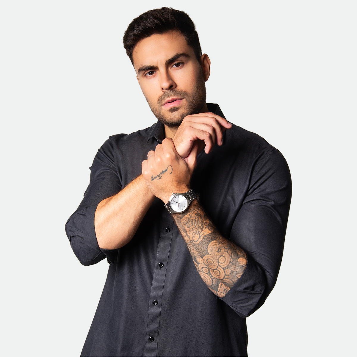 Relógio masculino Vanglore Upclassic prata, 40mm, metal e aço inox, modelo usando