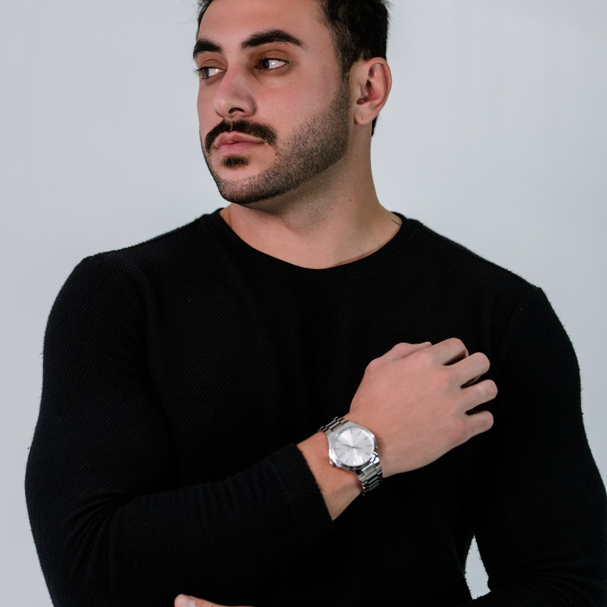 Relógio masculino Vanglore Upclassic prata, 40mm, metal e aço inox, modelo usando