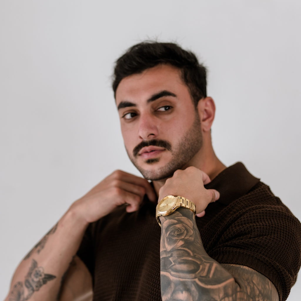 Relógio masculino Vanglore Upclassic dourado, 40mm, metal e aço inox, modelo usando