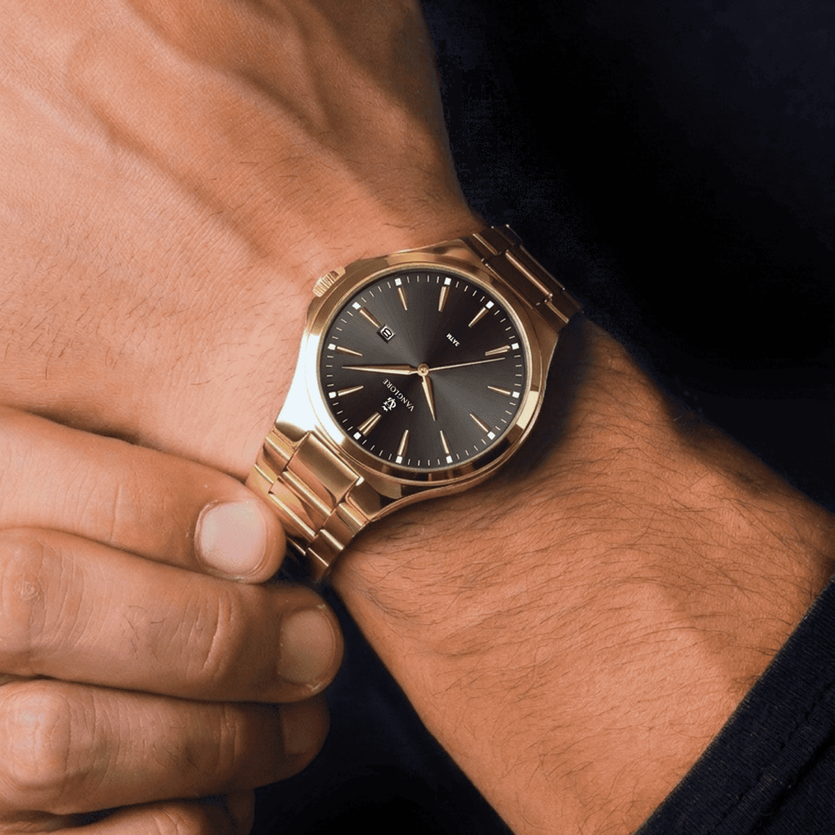 Relógio masculino Vanglore Upclassic dourado com visor preto, 40mm, metal e aço inox, no pulso