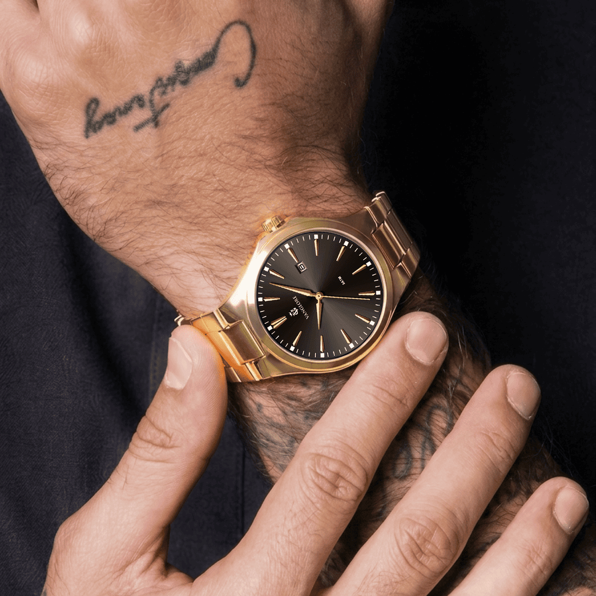 Relógio masculino Vanglore Upclassic dourado com visor preto, 40mm, metal e aço inox, no pulso