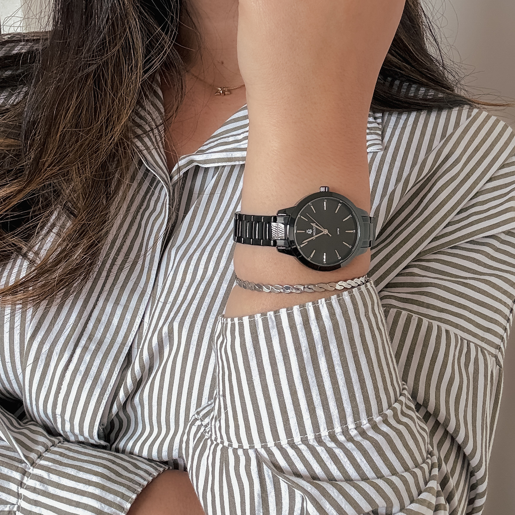 Relógio feminino Vanglore Essence preto 36mm, no pulso, look casual