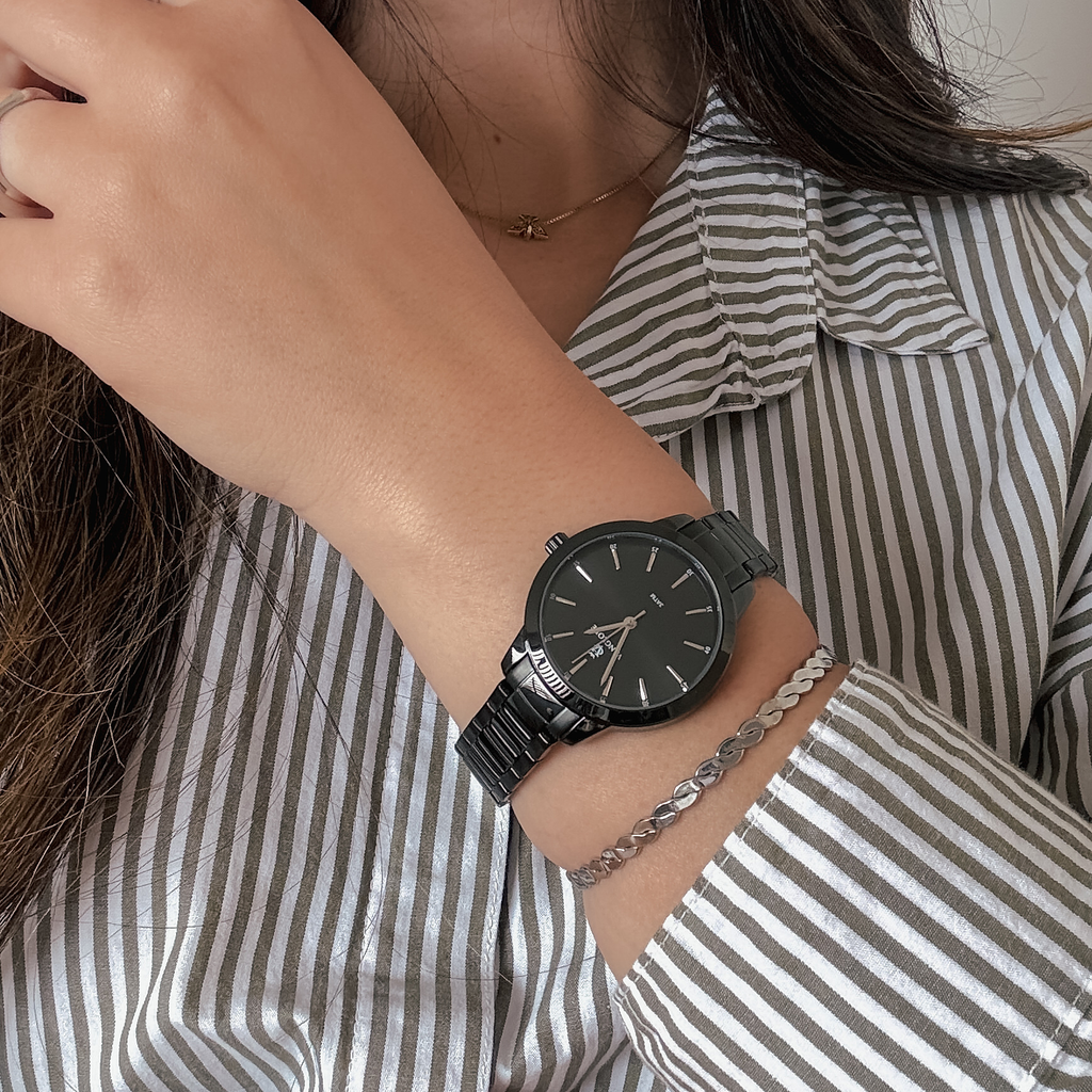 Relógio feminino Vanglore Essence preto 36mm, no pulso, detalhe de perto