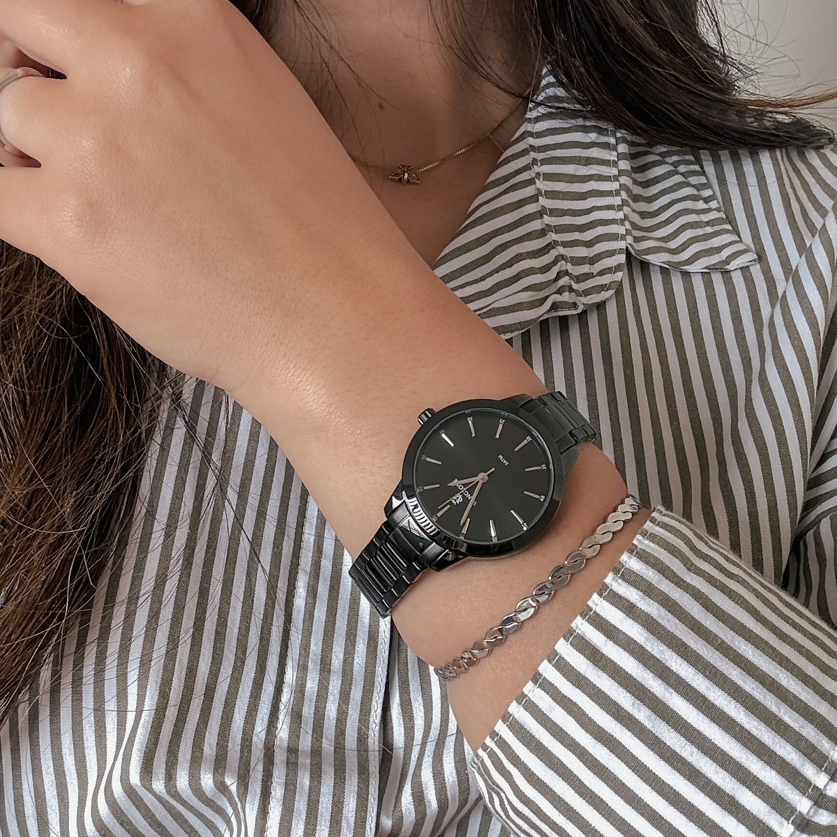 Relógio feminino Vanglore Essence preto 36mm, no pulso, detalhe de perto