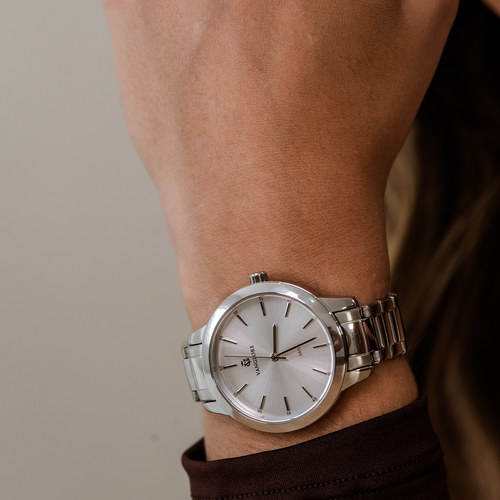Relógio feminino Vanglore Essence prata 36mm, no pulso