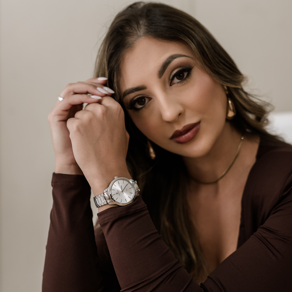 Relógio feminino Vanglore Essence prata 36mm, modelo usando, retrato