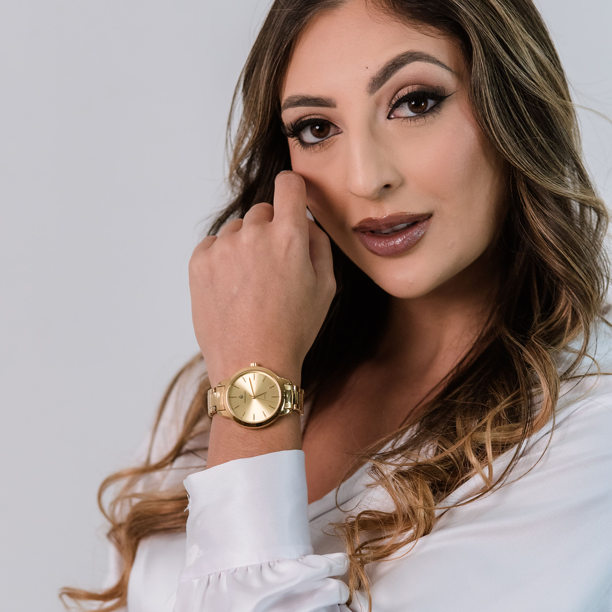 Relógio feminino Vanglore Essence dourado 36mm, modelo usando