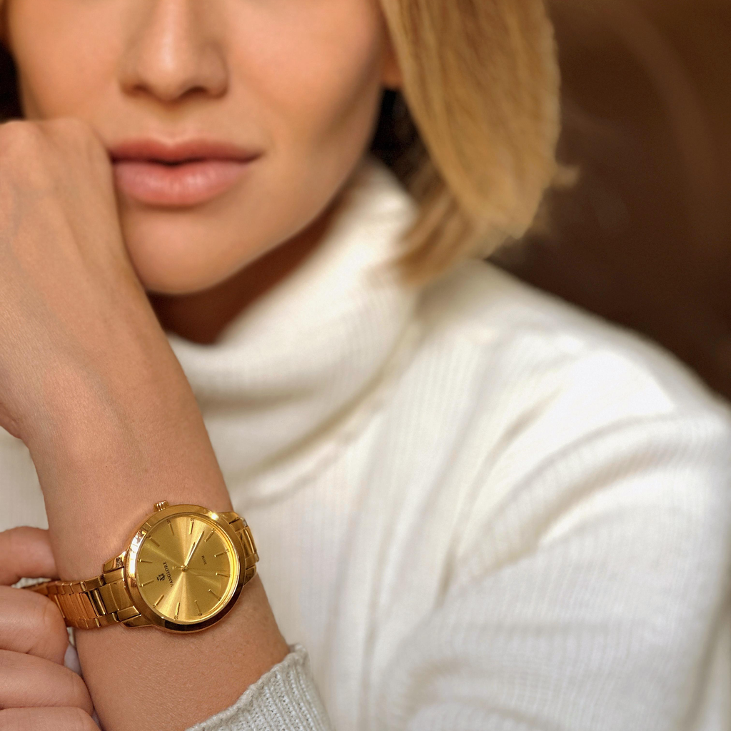 Relógio feminino Vanglore Essence dourado 36mm, no pulso, detalhe de perto
