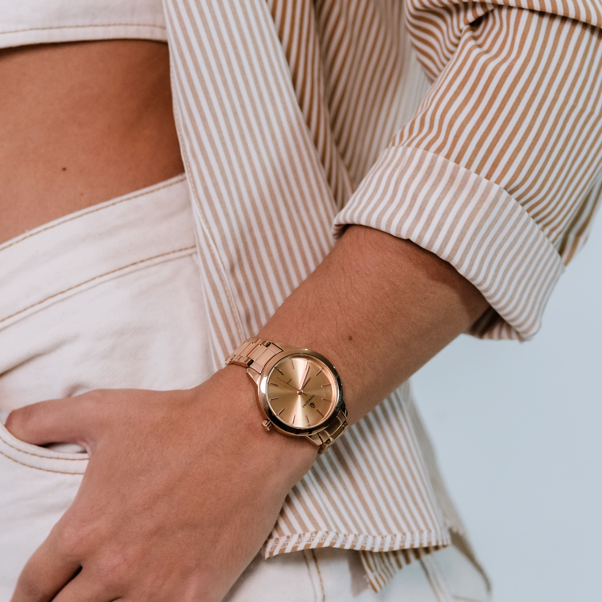 Relógio feminino Vanglore Essence rose gold 36mm, no pulso, look casual
