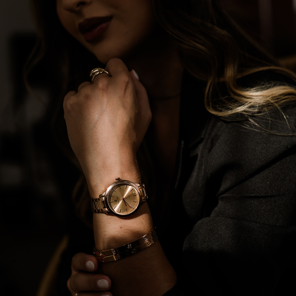 Relógio feminino Vanglore Essence rose gold 36mm, no pulso, ambiente noturno