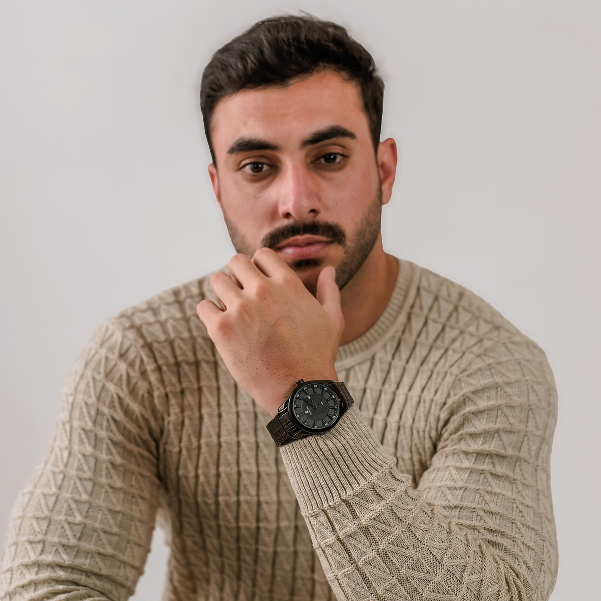Relógio masculino Vanglore Nexus preto 44mm, em metal e aço inox, modelo usando