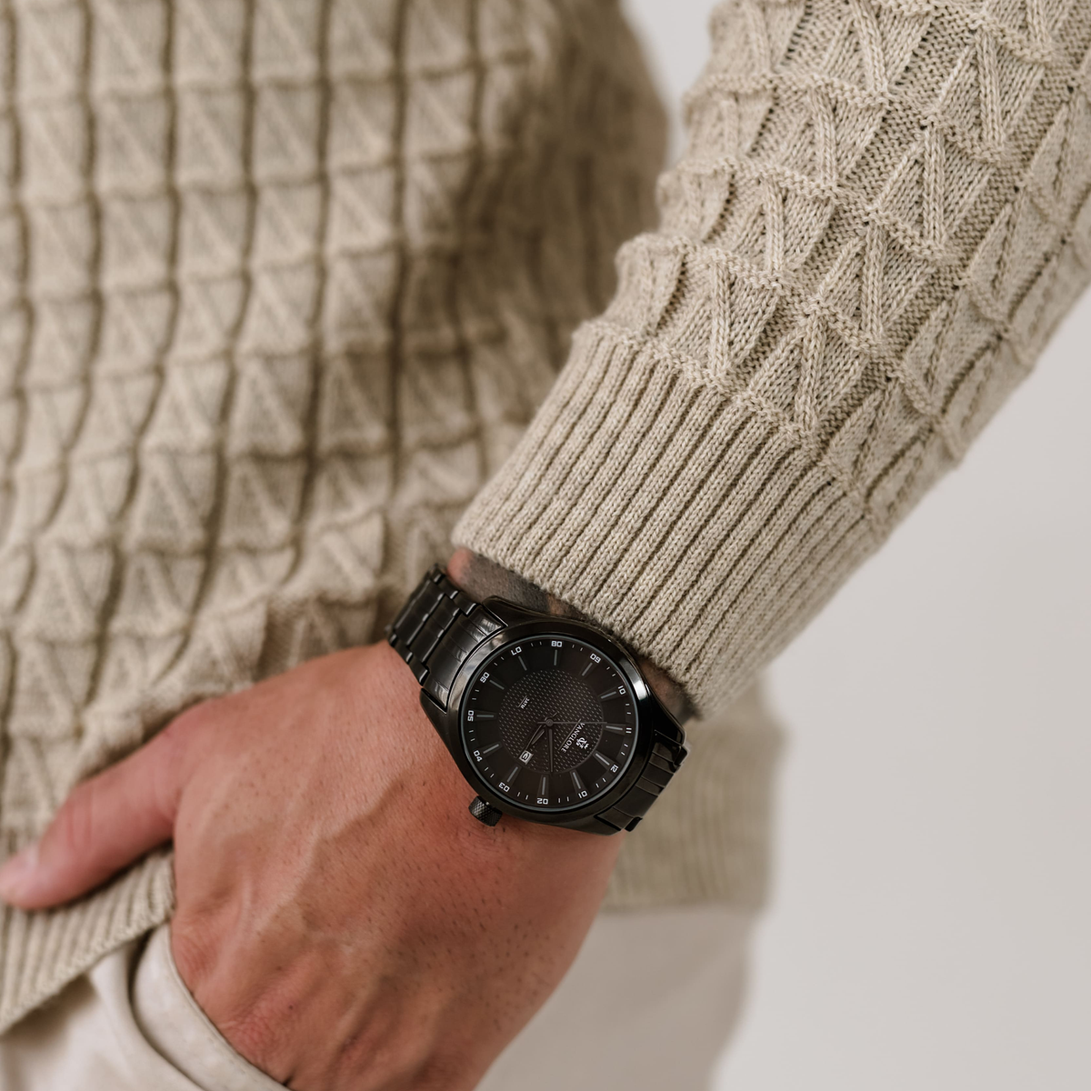 Relógio masculino Vanglore Nexus preto 44mm, em metal e aço inox, no pulso