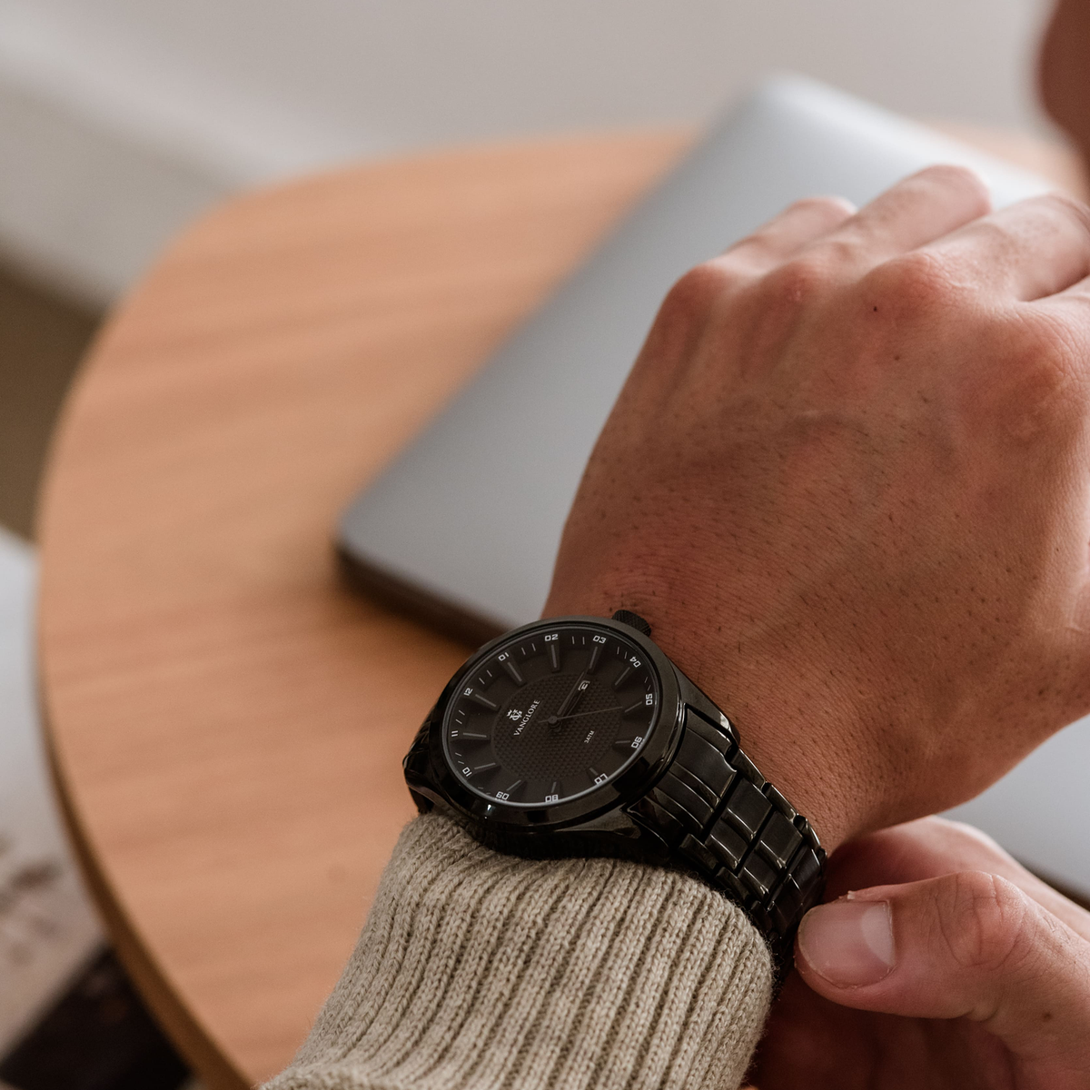 Relógio masculino Vanglore Nexus preto 44mm, em metal e aço inox, no pulso