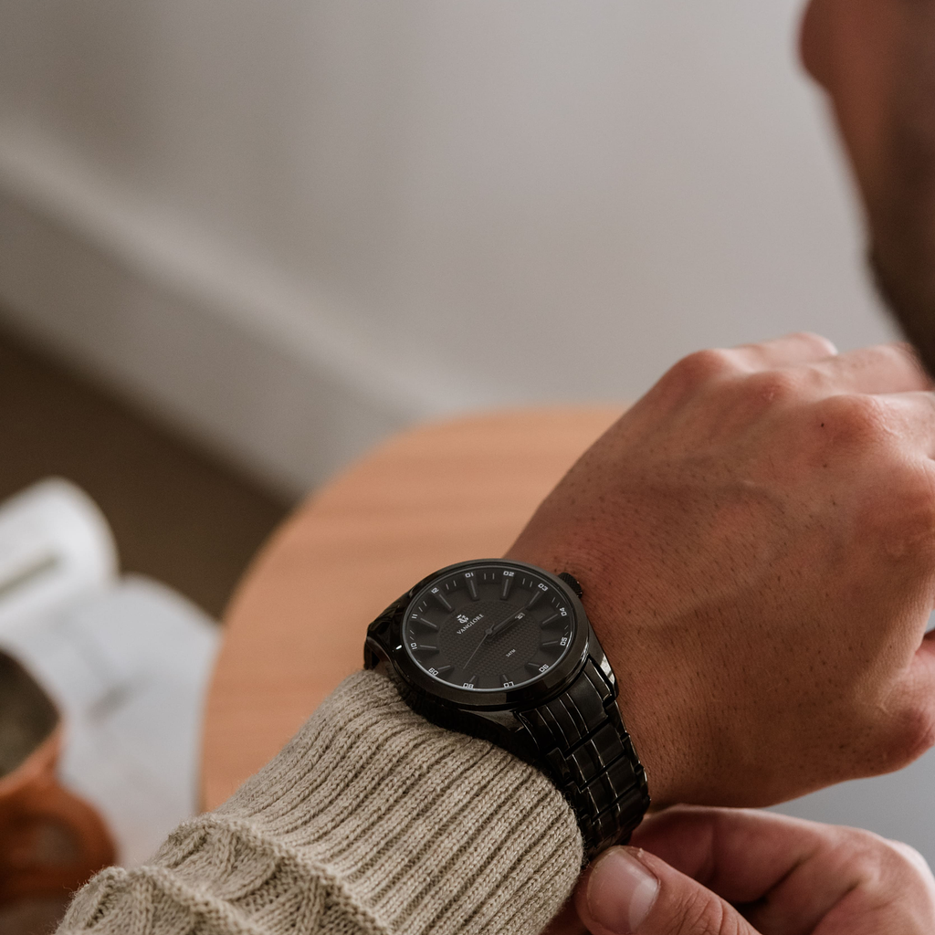 Relógio masculino Vanglore Nexus preto 44mm, em metal e aço inox, no pulso