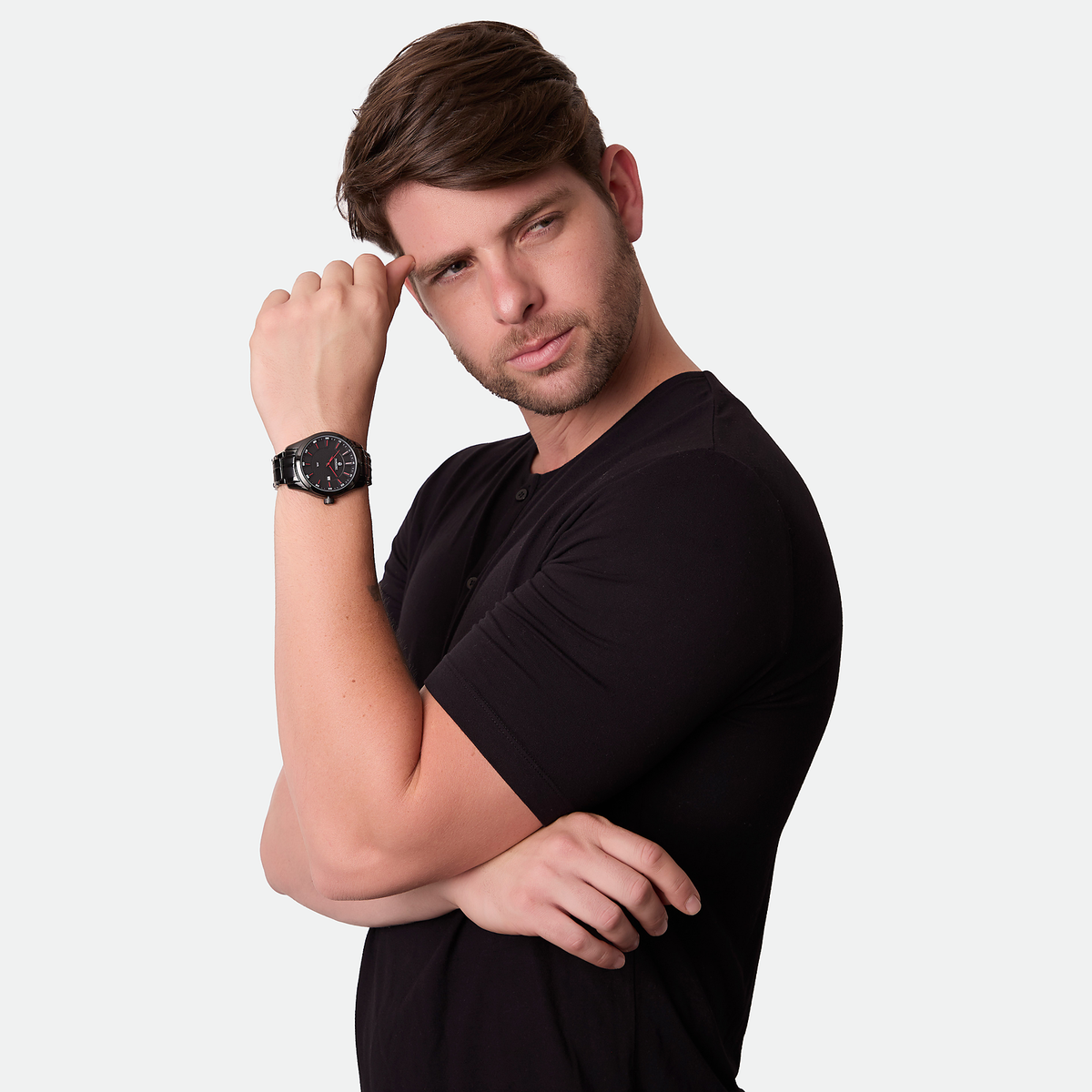 Relógio masculino Vanglore Nexus preto com detalhes vermelhos 44mm, em metal e aço inox, modelo usando
