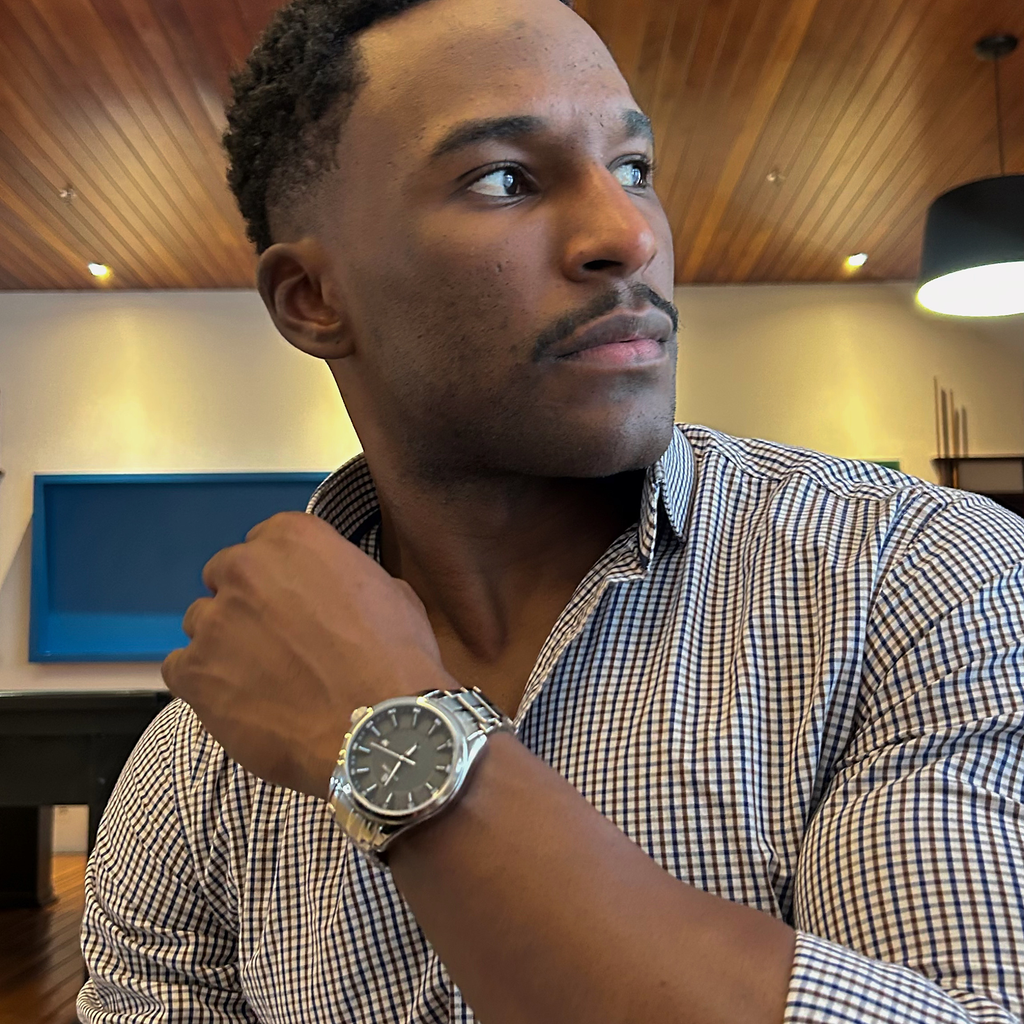 Relógio masculino Vanglore Nexus prata com fundo preto 44mm, em metal e aço inox, modelo usando