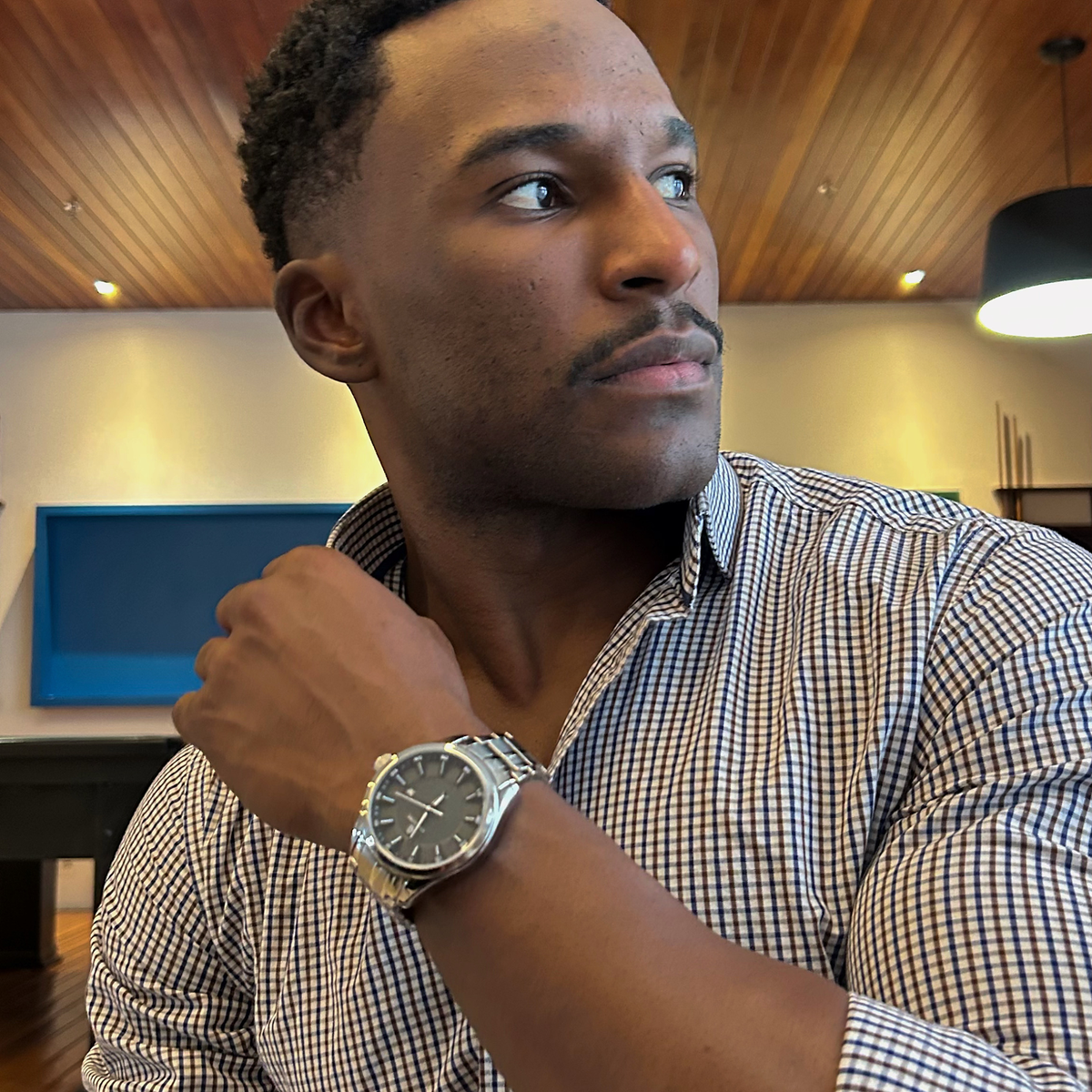 Relógio masculino Vanglore Nexus prata com fundo preto 44mm, em metal e aço inox, modelo usando