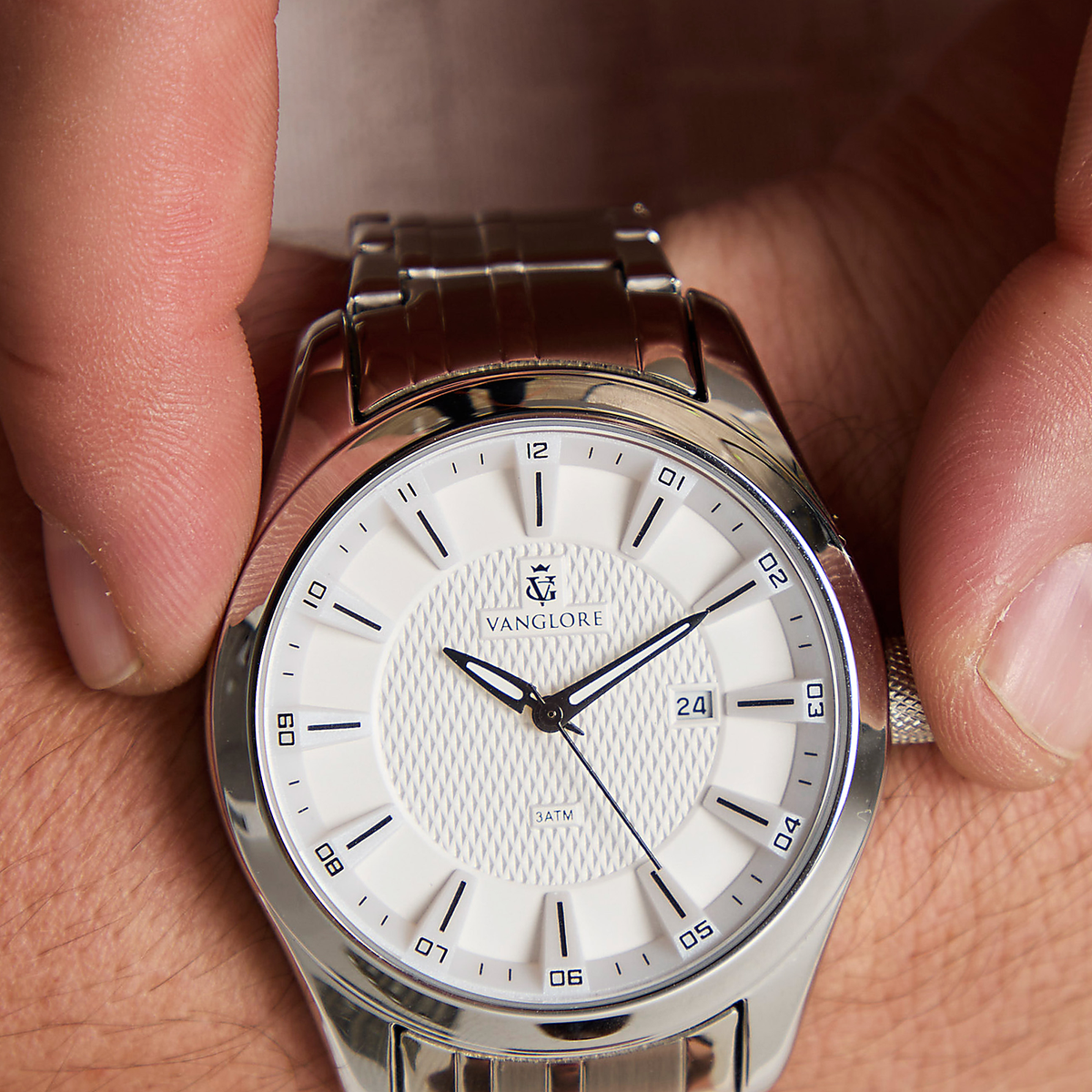 Relógio masculino Vanglore Nexus prata com fundo branco 44mm, em metal e aço inox, no pulso