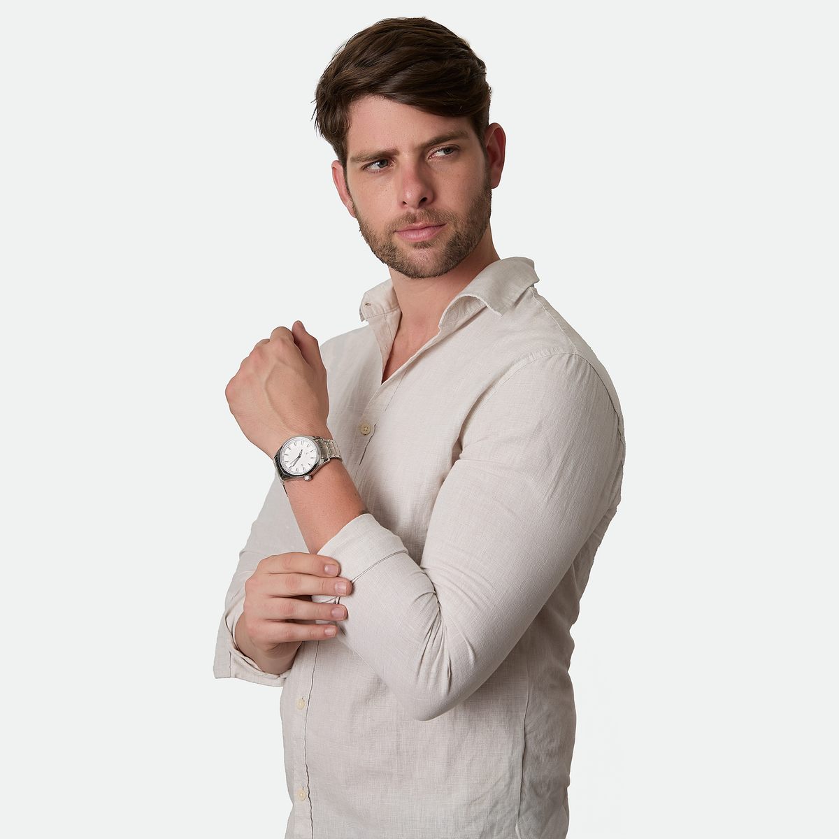 Relógio masculino Vanglore Nexus prata com fundo branco 44mm, em metal e aço inox, modelo usando