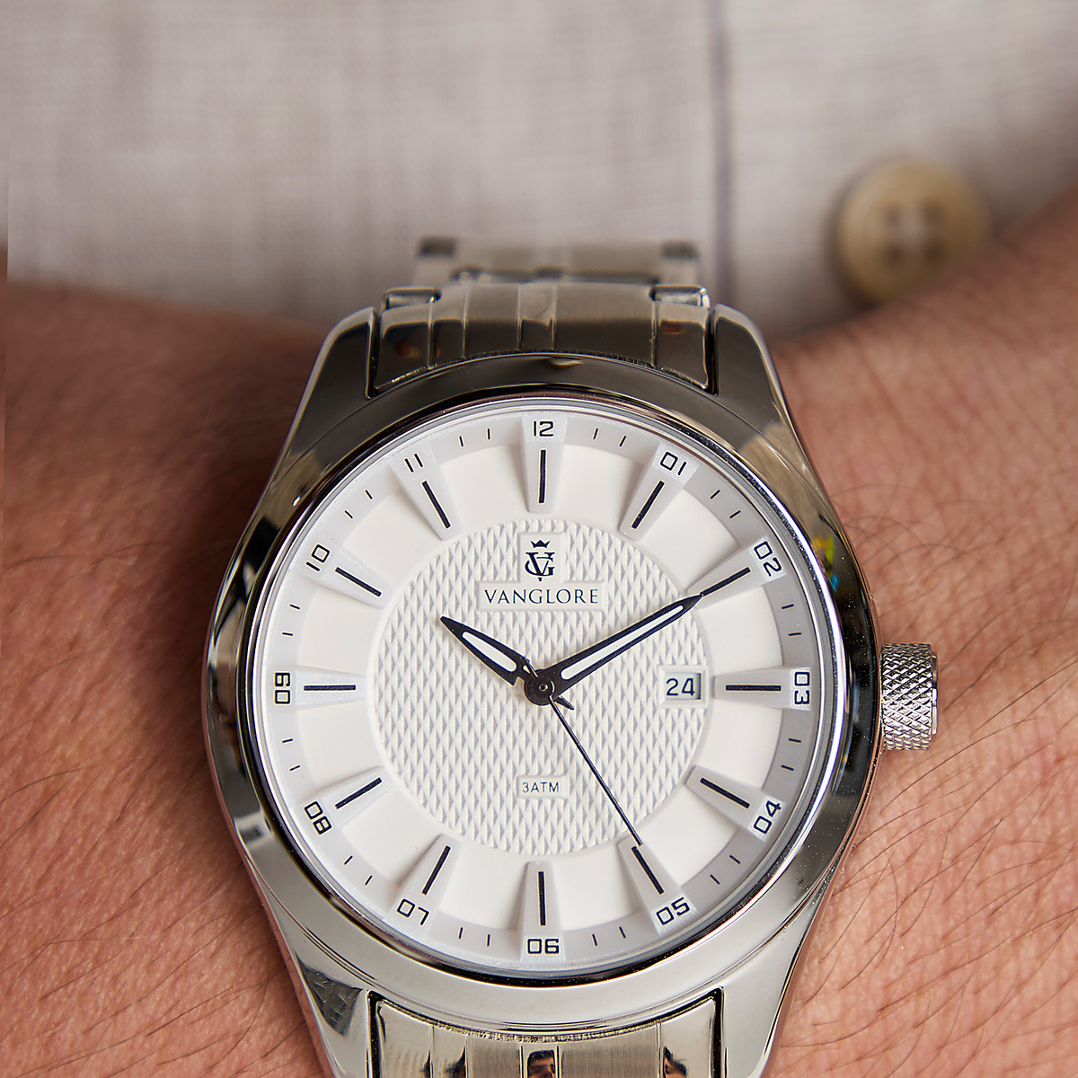 Relógio masculino Vanglore Nexus prata com fundo branco 44mm, em metal e aço inox, no pulso