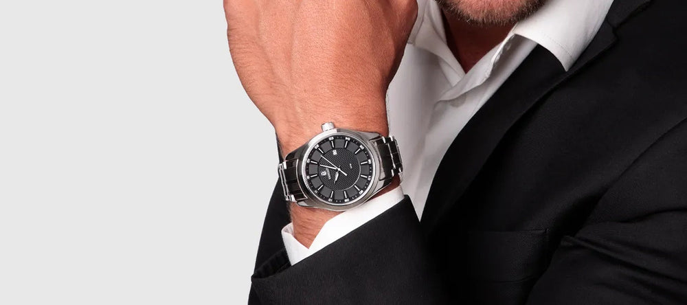 Homem de terno preto e camisa branca usando o relógio masculino Vanglore Nexus preto