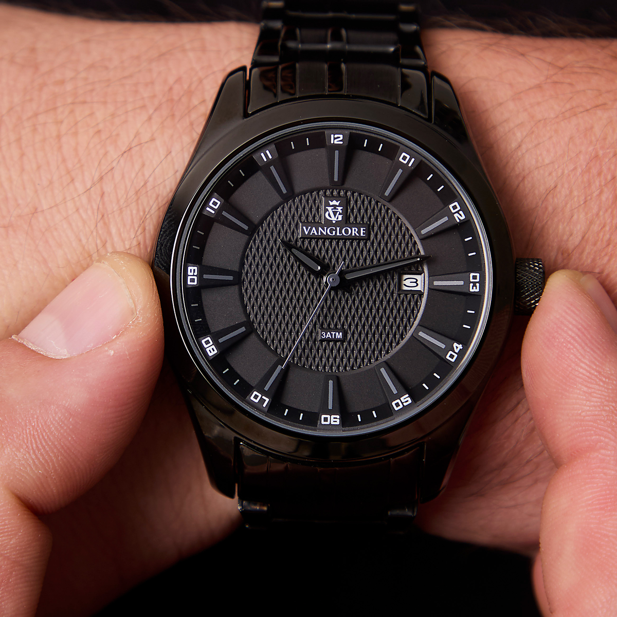 Relógio masculino Vanglore Nexus preto 44mm, em metal e aço inox, no pulso