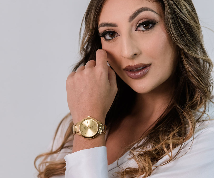 Modelo usando relógio feminino Vanglore Essence dourado