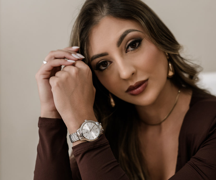 Modelo usando relógio feminino Vanglore Essence prata