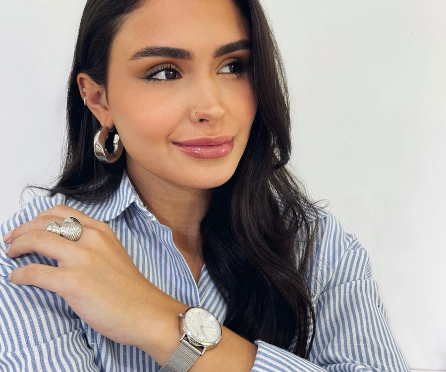 Modelo usando relógio feminino Vanglore Selecty prata