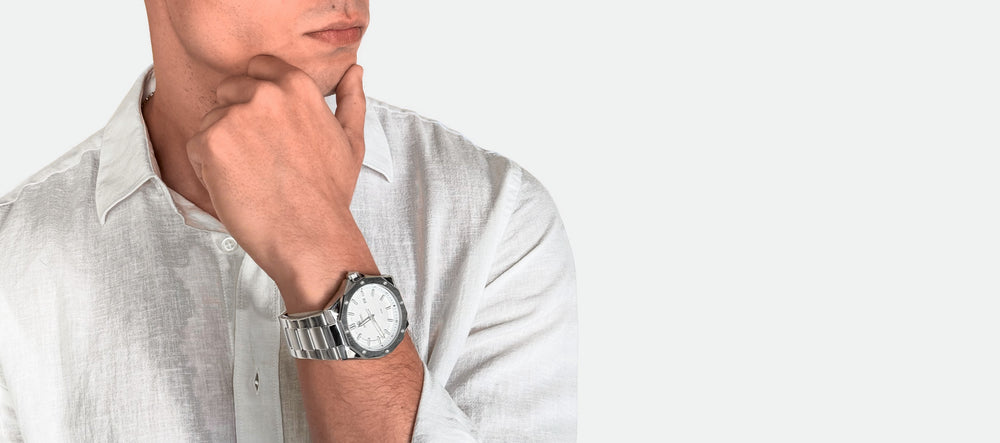 Homem de camisa de linho branca usando o relógio Vanglore Legacy 4825a prata com mostrador branco