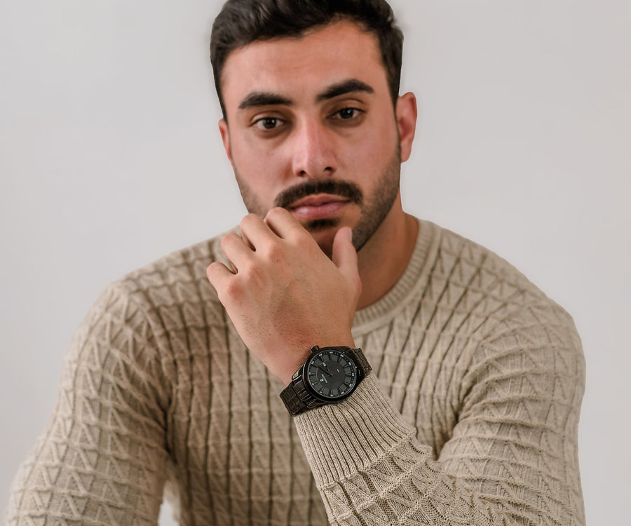 Modelo usando relógio masculino Vanglore Nexus preto