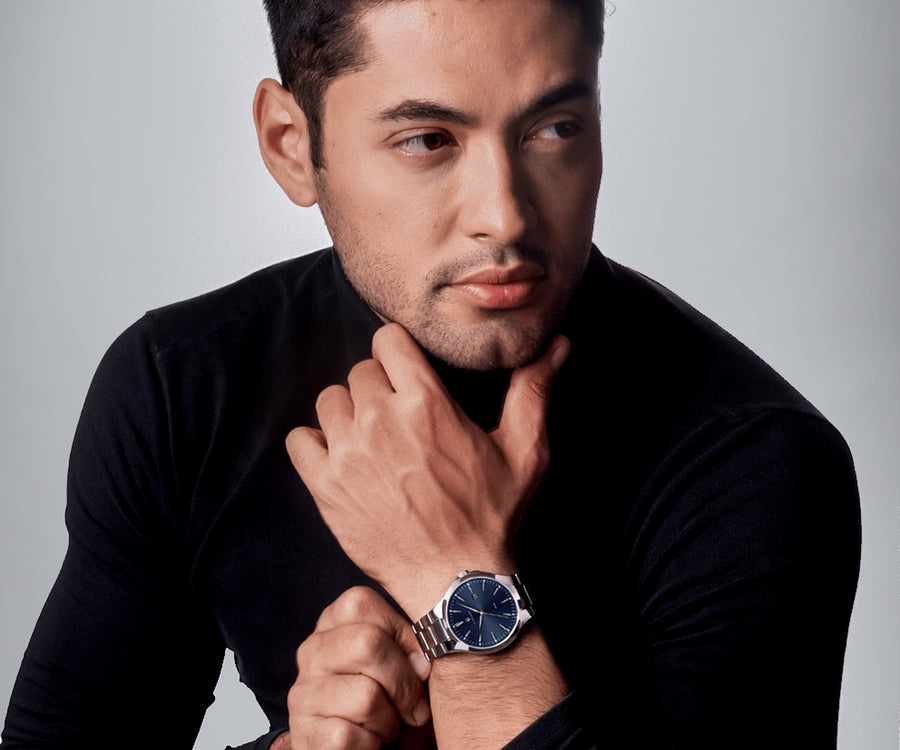 Modelo usando relógio masculino Vanglore Upclassic prata e azul