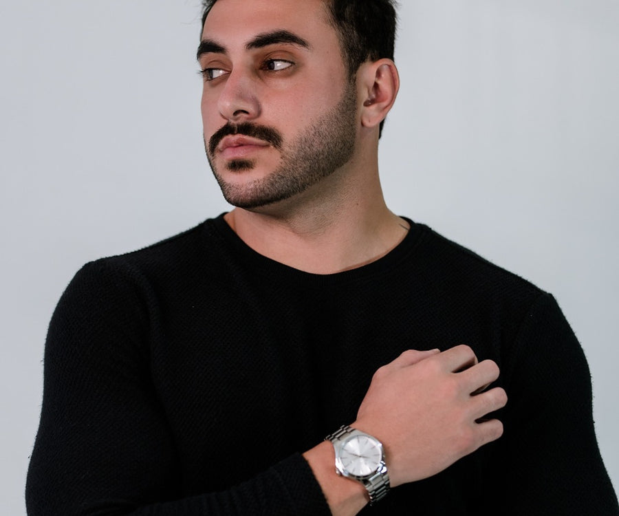Modelo usando relógio masculino Vanglore Upclassic prata